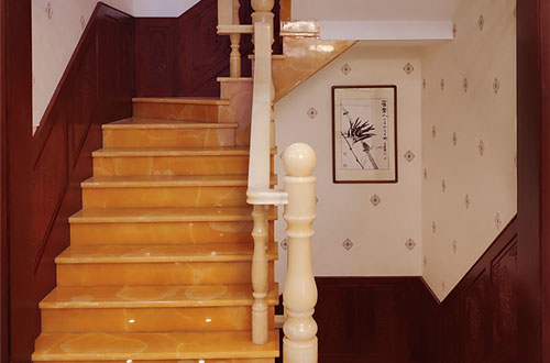 云龙中式别墅室内汉白玉石楼梯的定制安装装饰效果