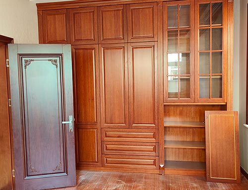云龙中式家庭装修里定制的实木衣柜效果图